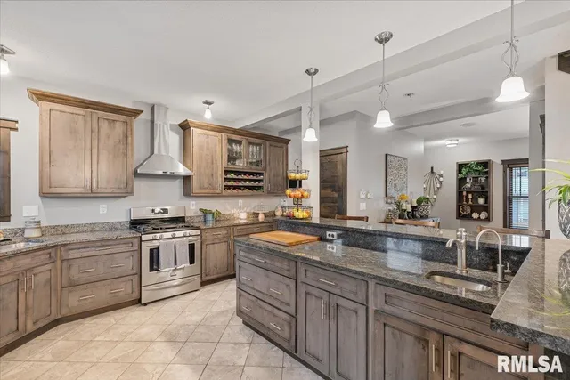 $525,000 | 302 9th Street, Silvis, IL 61282