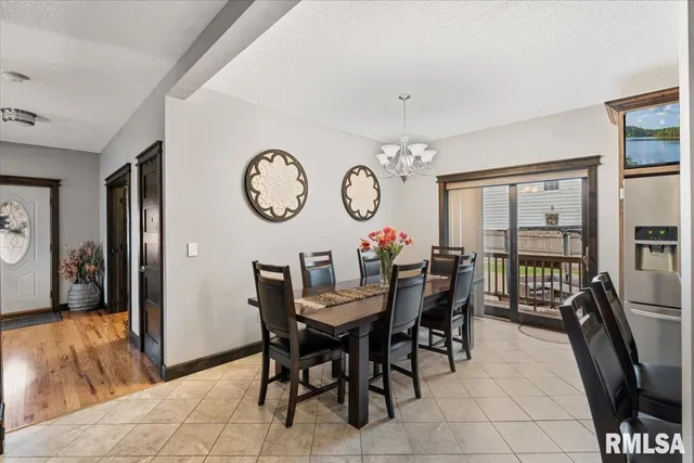 $525,000 | 302 9th Street, Silvis, IL 61282