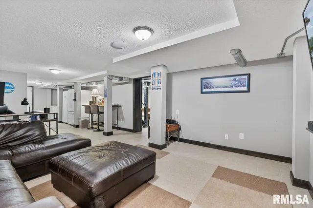 $525,000 | 302 9th Street, Silvis, IL 61282