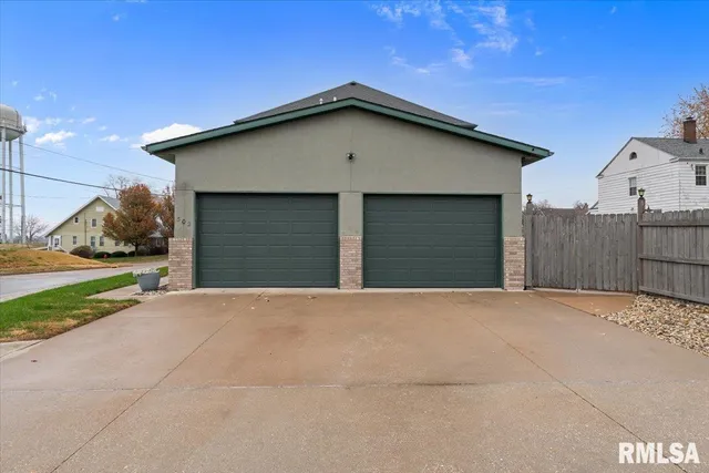 $525,000 | 302 9th Street, Silvis, IL 61282