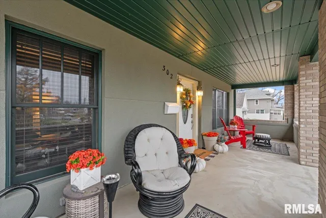 $525,000 | 302 9th Street, Silvis, IL 61282