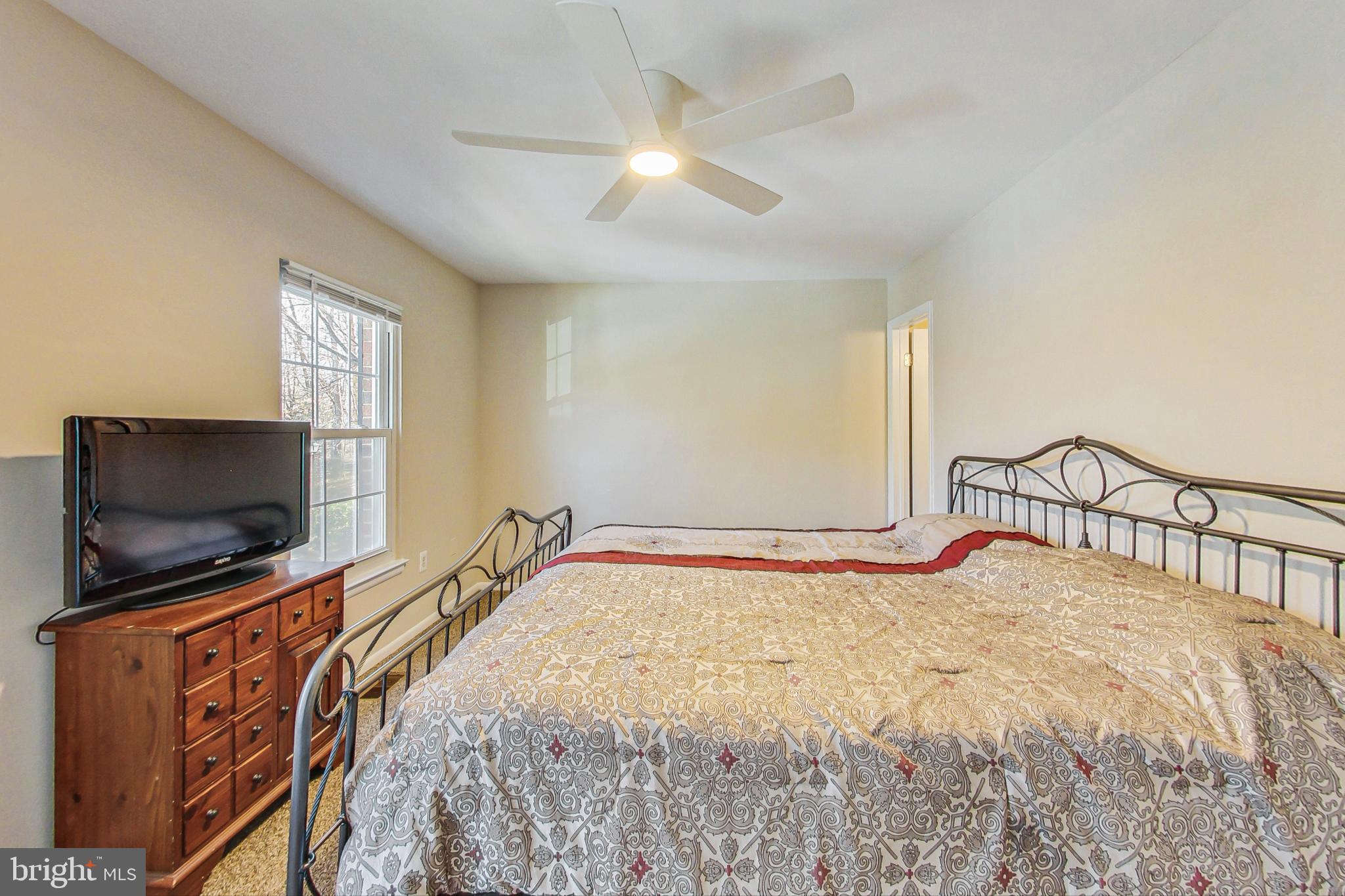 6415 Old Scotts Court Springfield, VA 22152 - Photo 17 of 44 Primary Bedroom w/ King Size Bed