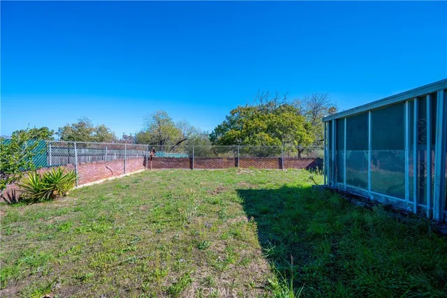 a view of a backyard