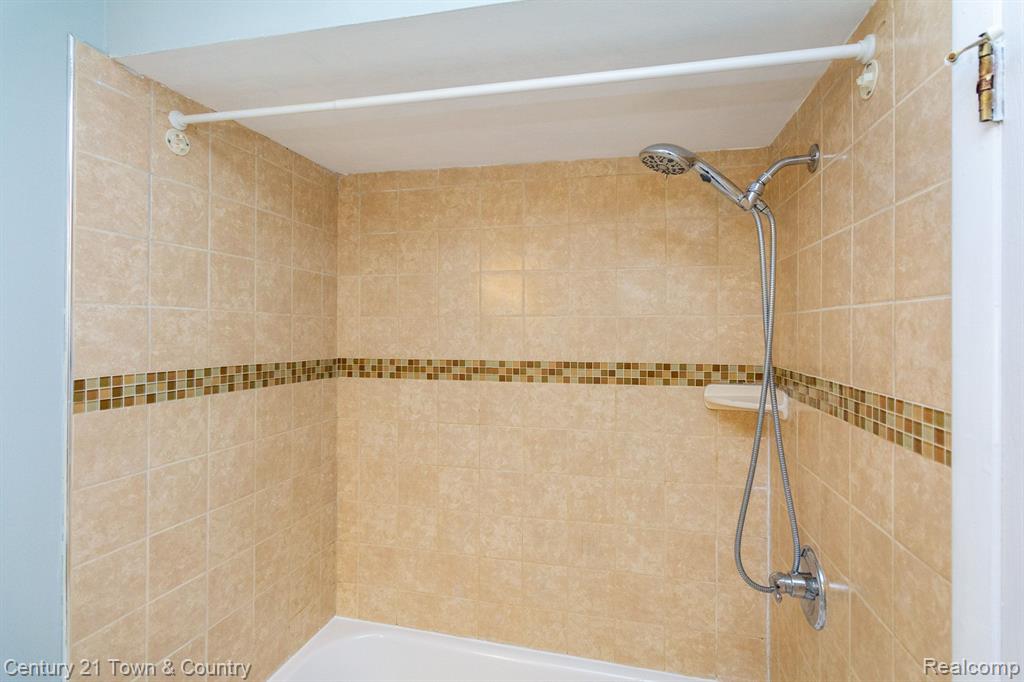 562 Lockport Road Rochester, MI 48307 - Photo 21 of 38