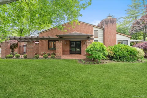 $2,300,000 | 111 Dove Hill Drive, Manhasset, NY 11030