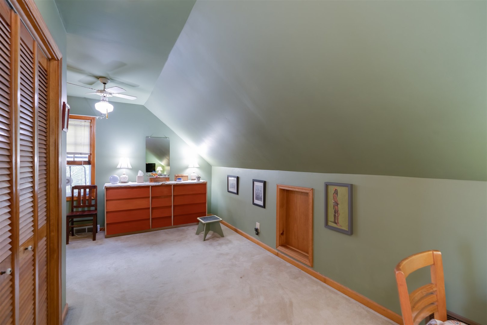 32 White Place Bloomington, IL 61701 - Photo 15 of 26 a room with furniture and window