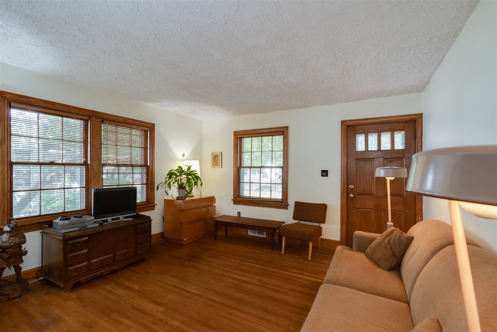 32 White Place Bloomington, IL 61701 - Photo 5 of 26 a living room with furniture fireplace and flat screen tv