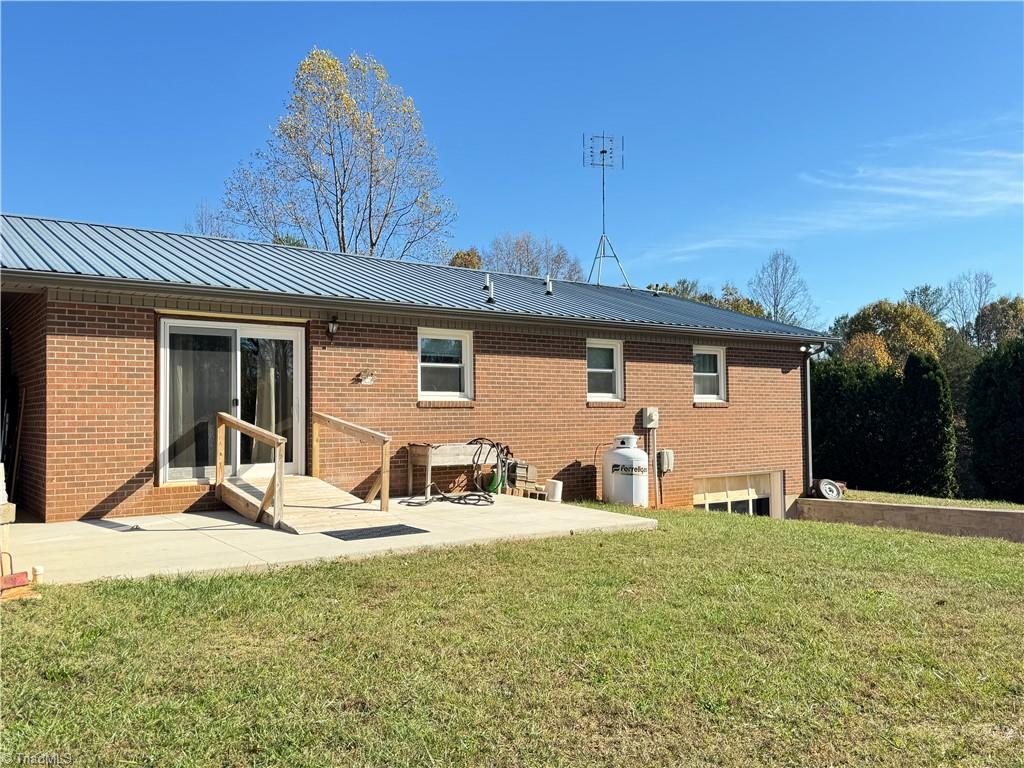 695 McKinley Road Traphill, NC 28685 - Photo 4 of 22 Gallery Image 4