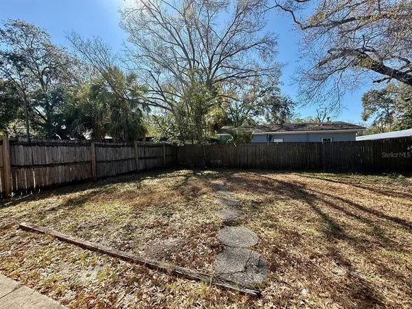 a view of a backyard