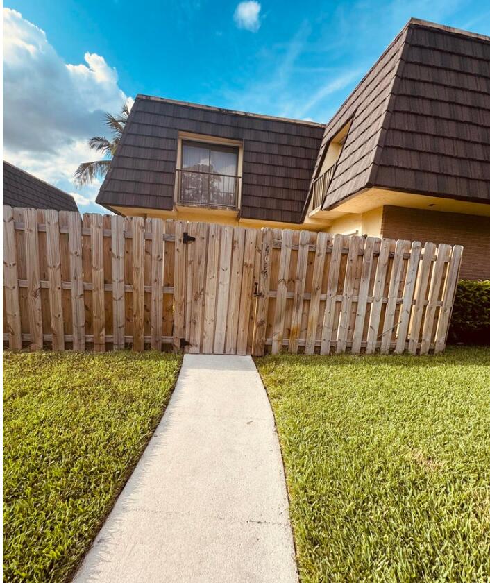 4626 Cherry Road West Palm Beach, FL 33417 - Photo 4 of 8 a backyard of a house