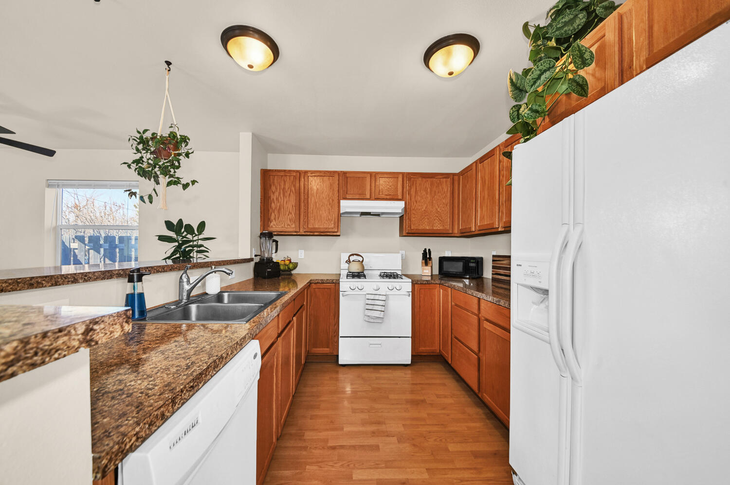 61258 Blakely Road Bend, OR 97702 - Photo 7 of 26 Kitchen with lots of counter space.
