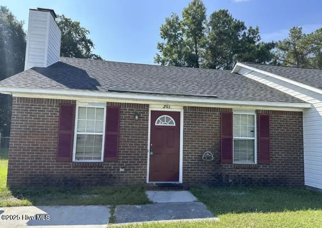 $1,150 | 205 Live Oak Court, Midway Park, NC 28544