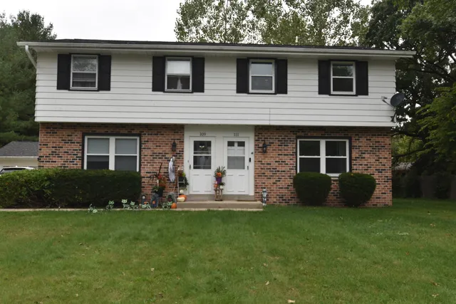 109 Johnston Drive, Unit 111, Dousman, WI 53118