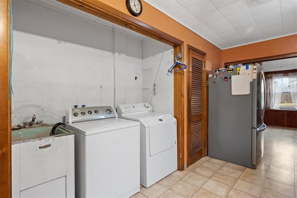 435 Dutch Ridge Road Beaver, PA 15009 - Photo 13 of 38 a utility room with dryer and washer