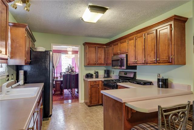 2525 Johnson Ridge Road Antioch, TN 37013 - Photo 5 of 16 Great Eat-In kitchen with lots of counter top work space and a breakfast bar.