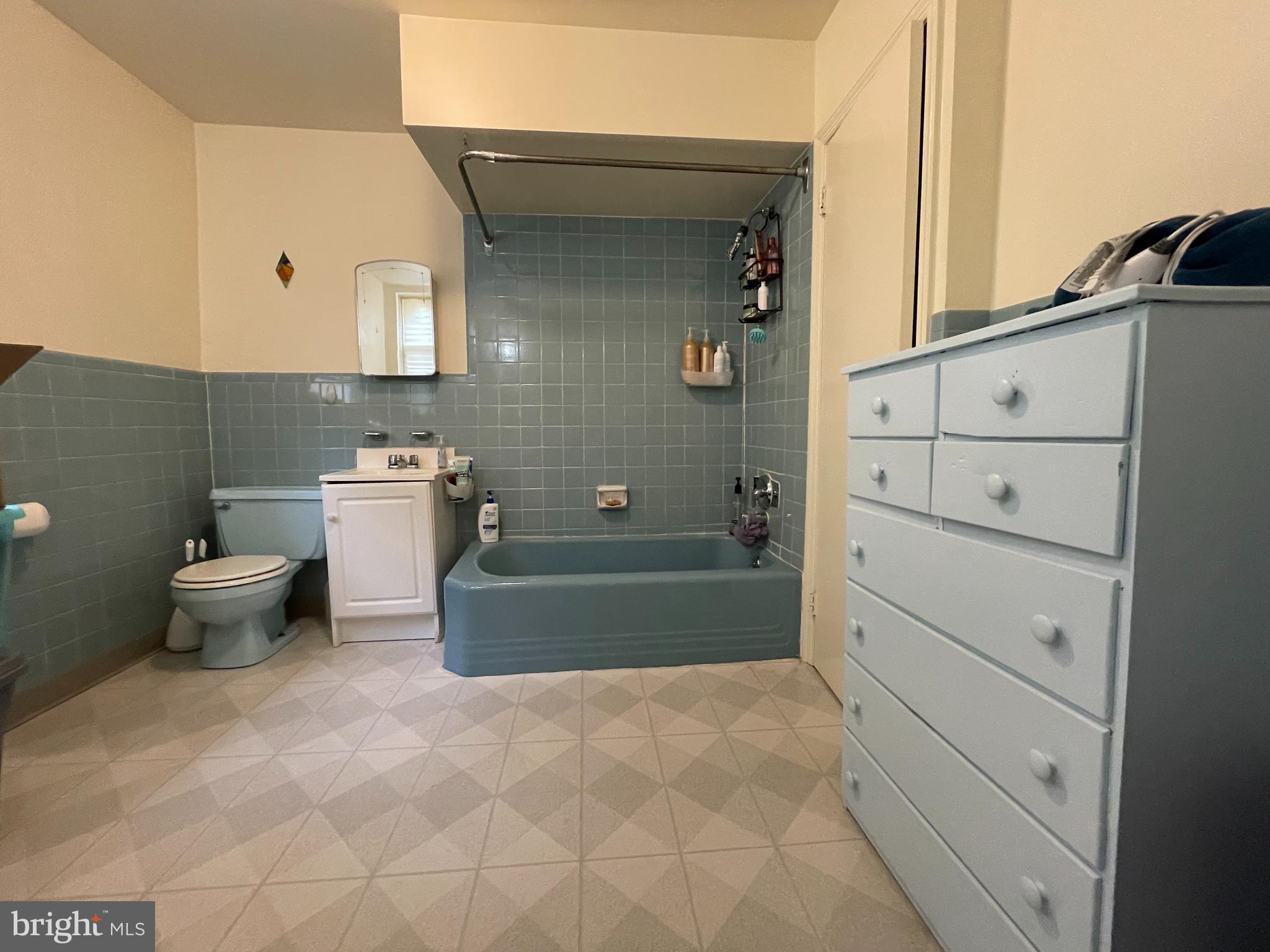 790 South Front Street, Unit R1 Philadelphia, PA 19147 - Photo 7 of 9 a bathroom with a bathtub sink and toilet