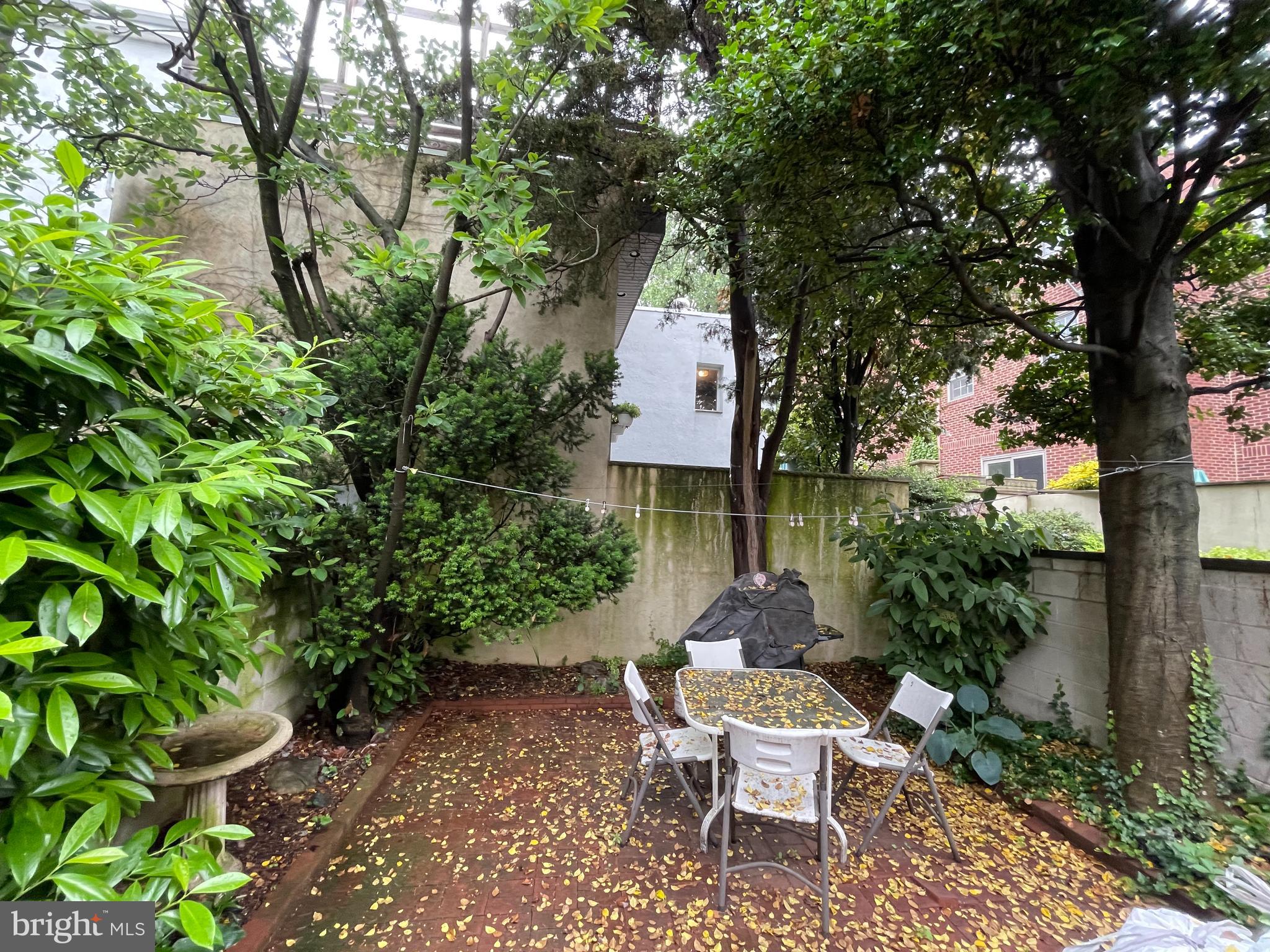 790 South Front Street, Unit R1 Philadelphia, PA 19147 - Photo 9 of 9 a house view with a garden space