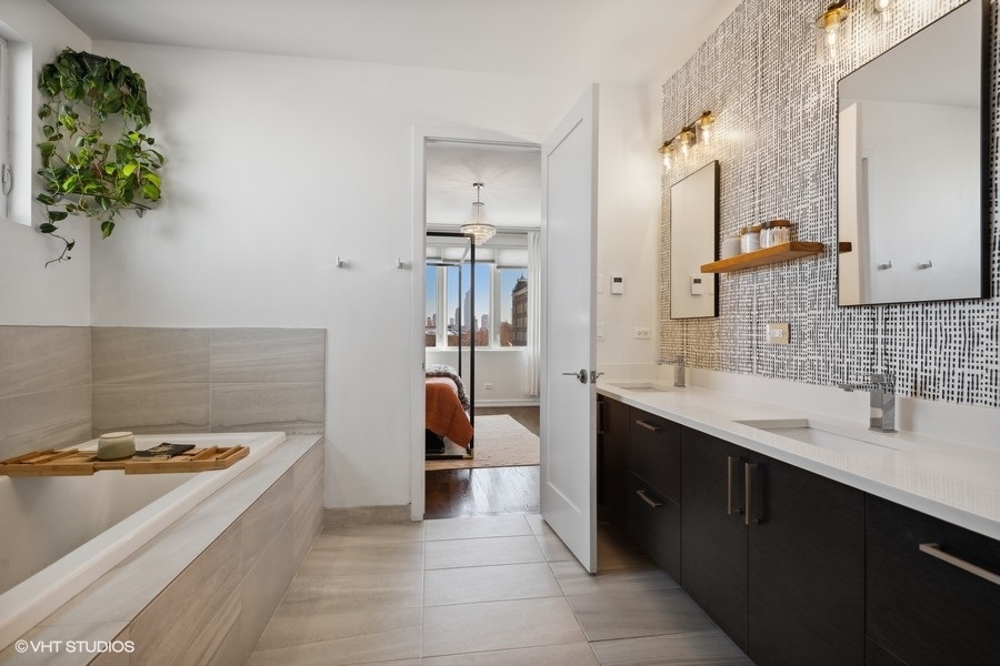 1033 South Racine Avenue, Unit 3NR Chicago, IL 60607 - Photo 15 of 34 a spacious bathroom with a granite countertop sink and a bathtub