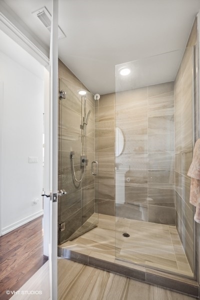 1033 South Racine Avenue, Unit 3NR Chicago, IL 60607 - Photo 20 of 34 a bathroom with a shower