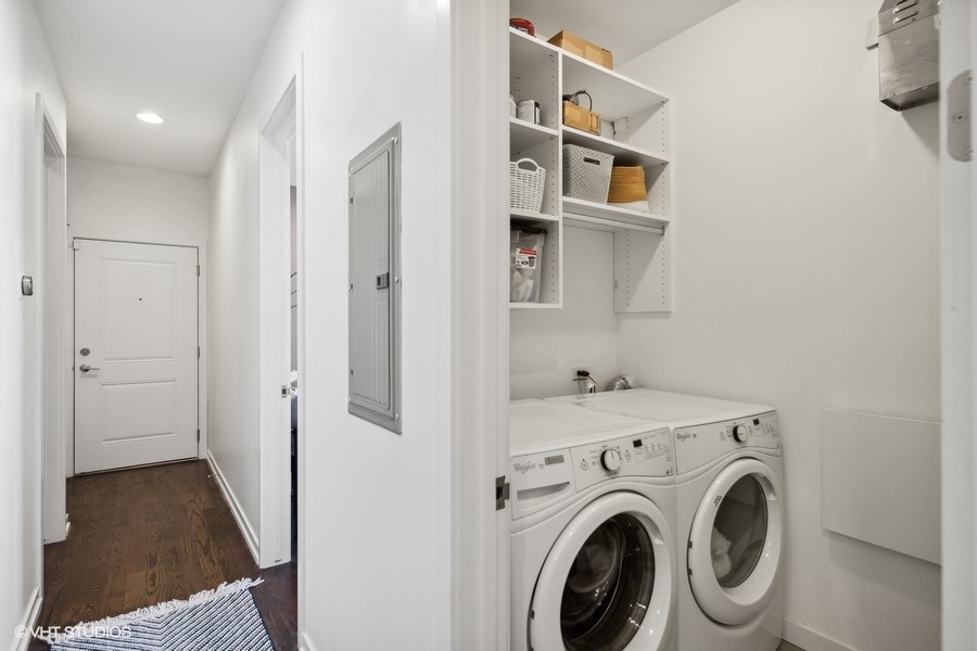 1033 South Racine Avenue, Unit 3NR Chicago, IL 60607 - Photo 23 of 34 a view of livingroom with washer and dryer