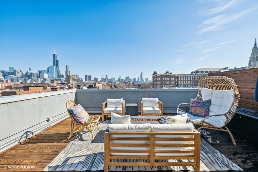 1033 South Racine Avenue, Unit 3NR Chicago, IL 60607 - Photo 28 of 34 a view of a terrace with seating area