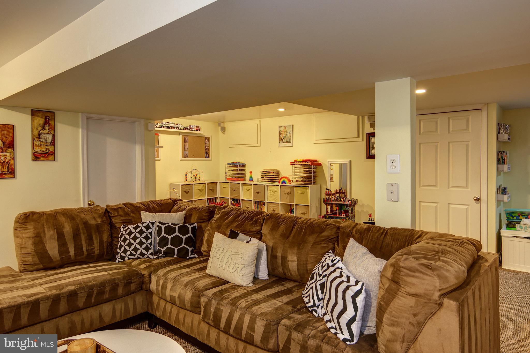 18 Sunset Road Blackwood, NJ 08012 - Photo 16 of 37 a living room with furniture