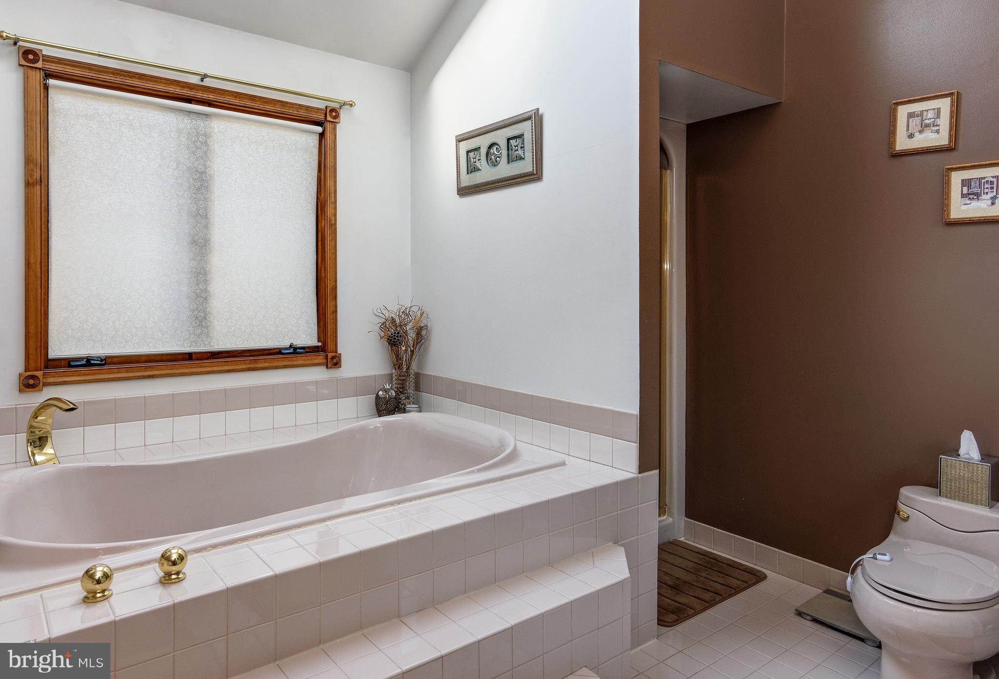 18 Sunset Road Blackwood, NJ 08012 - Photo 26 of 37 a bathroom with a bathtub and a toilet