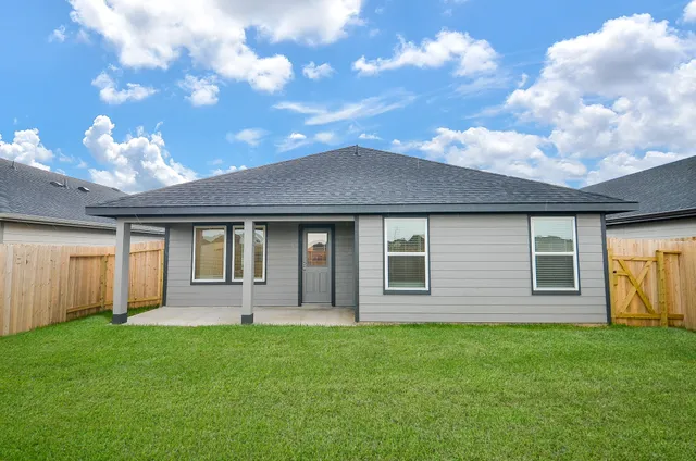 a view of a yard with a big yard