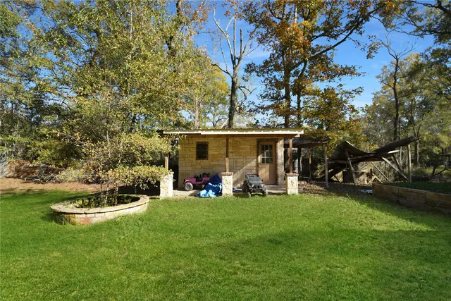 a view of a house with backyard