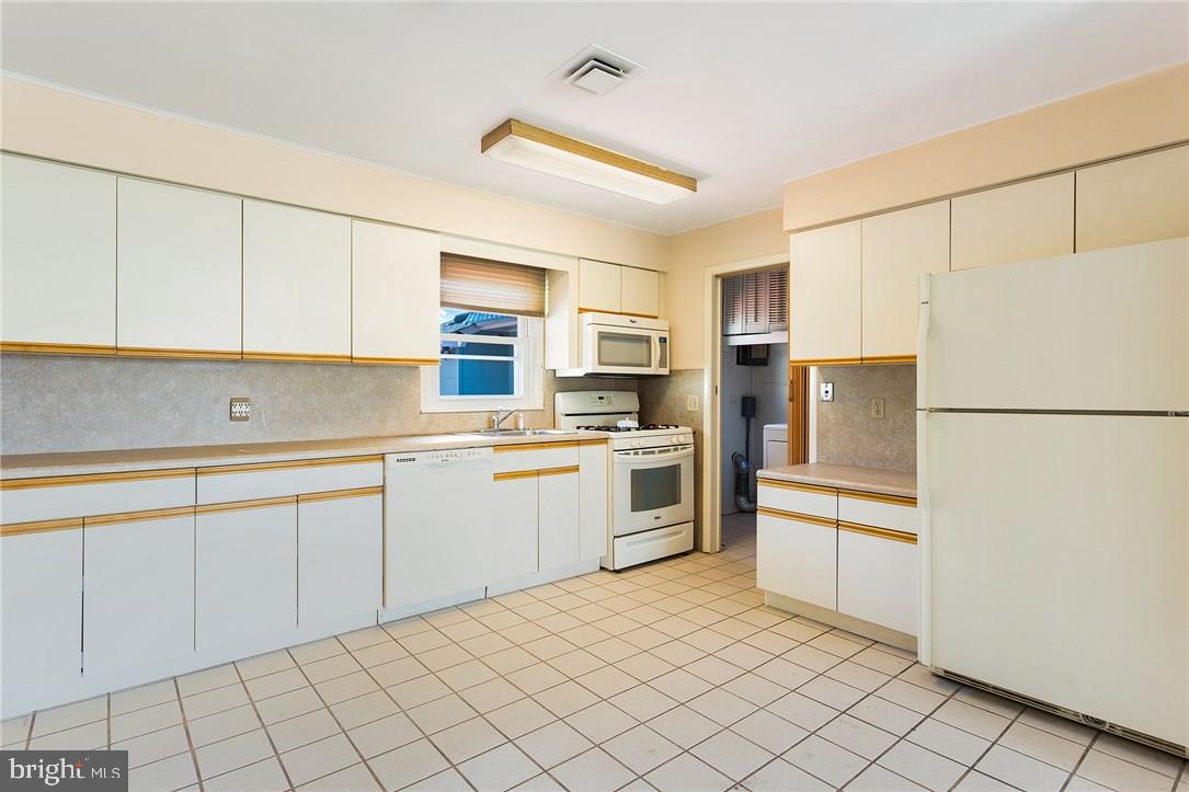217 Penguin Road Brick, NJ 08723 - Photo 4 of 10 Gallery Image 4