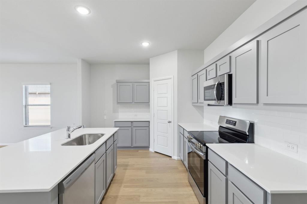 509 River Rdg Drive McKinney, TX 75071 - Photo 6 of 39 Kitchen in the Holden home plan by Trophy Signature Homes – REPRESENTATIVE PHOTO