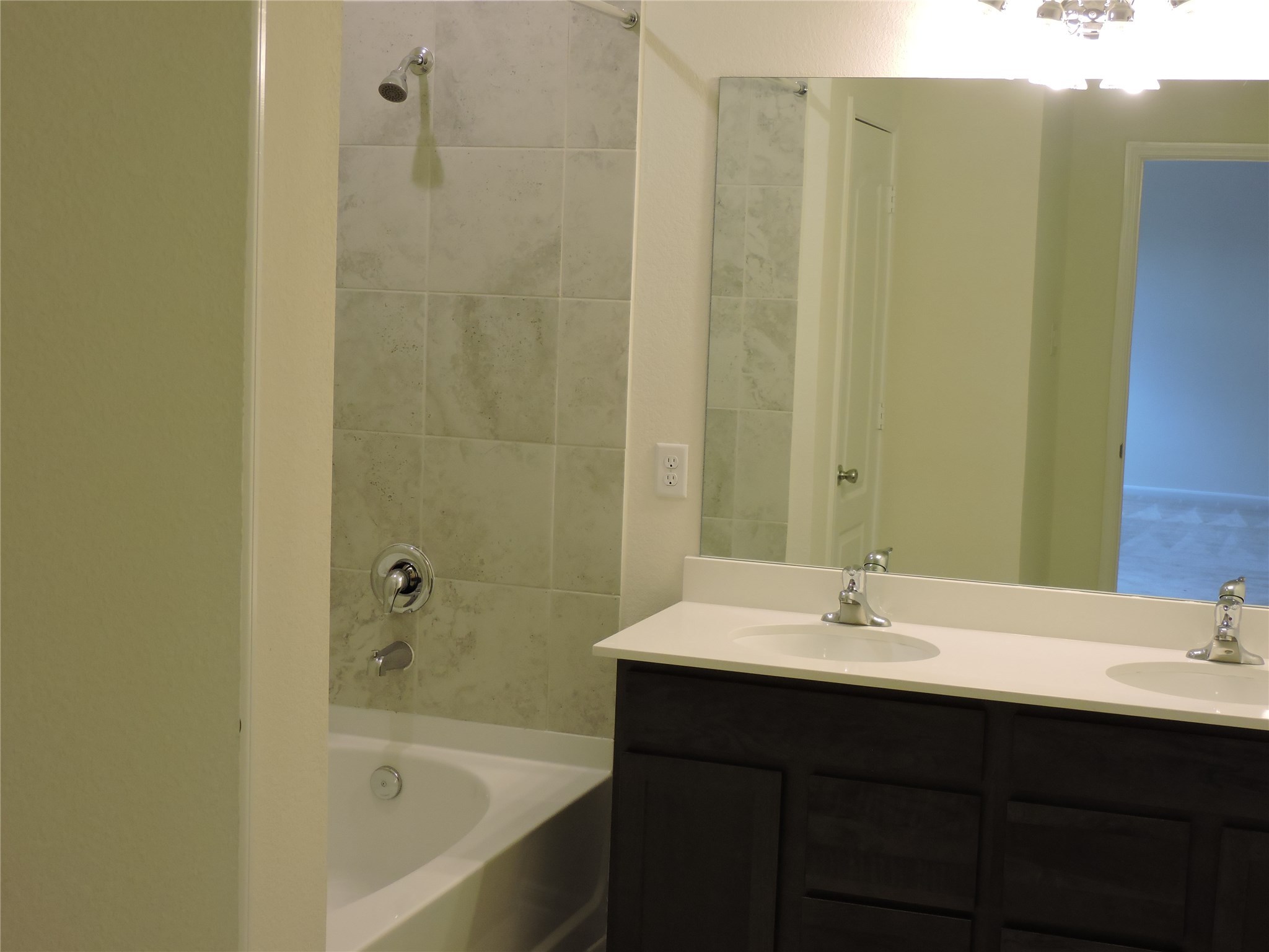 1122 Epworth Ct. Conroe, TX 77304 - Photo 24 of 35 a bathroom with a sink and a bathtub