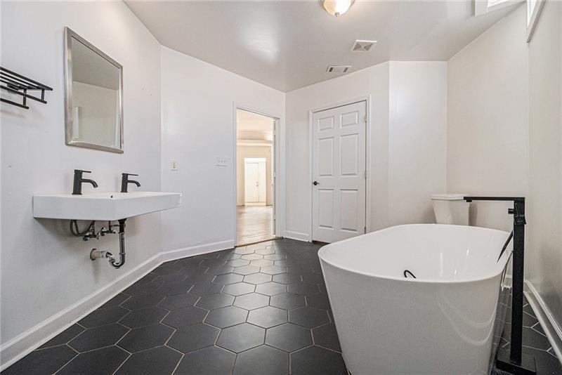 1112 Delaware Avenue Southeast Atlanta, GA 30316 - Photo 16 of 30 a bathroom with a bathtub and sink