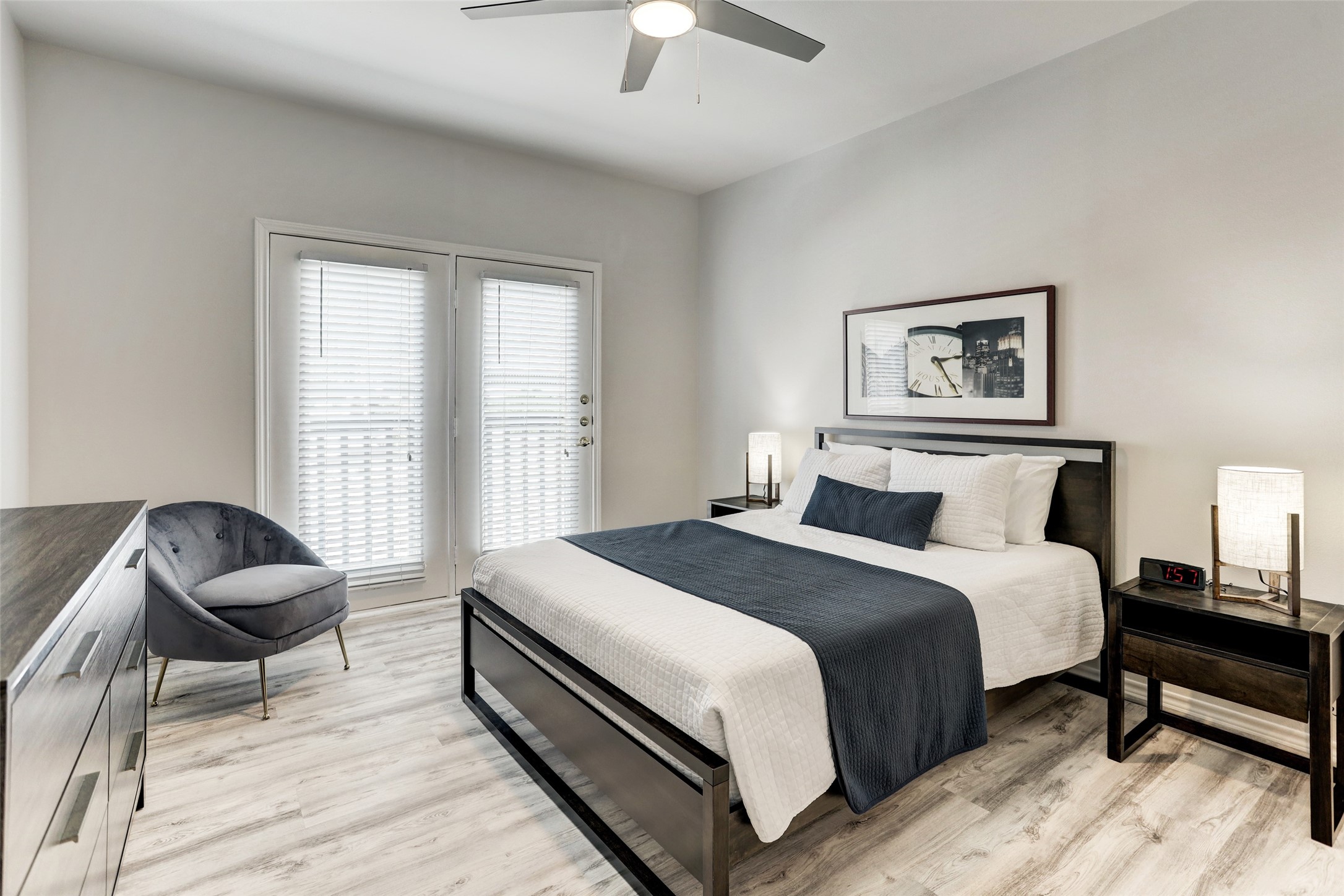 2400 McCue Road, Unit 346 Houston, TX 77056 - Photo 6 of 10 a bedroom with a bed and a chandelier