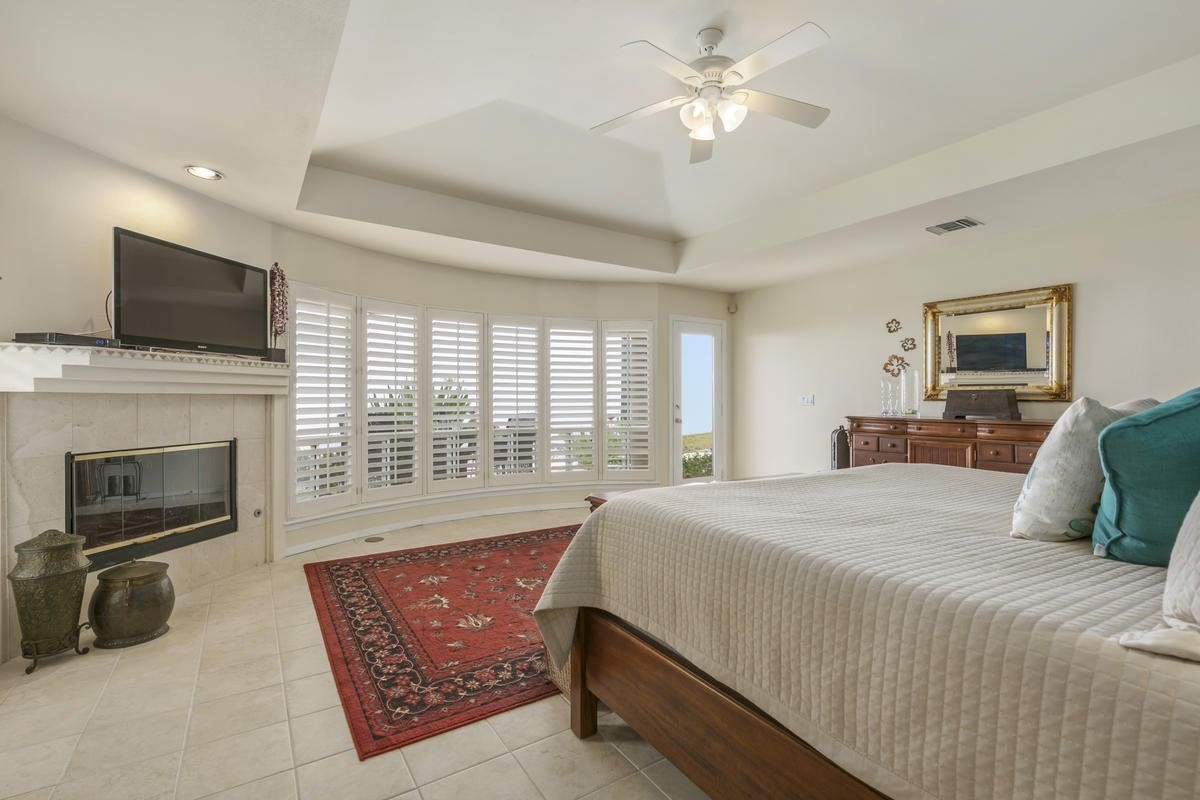 59-1764 Kohala Ranch Road Kamuela, HI 96743 - Photo 22 of 30 a spacious bedroom with a bed and a television