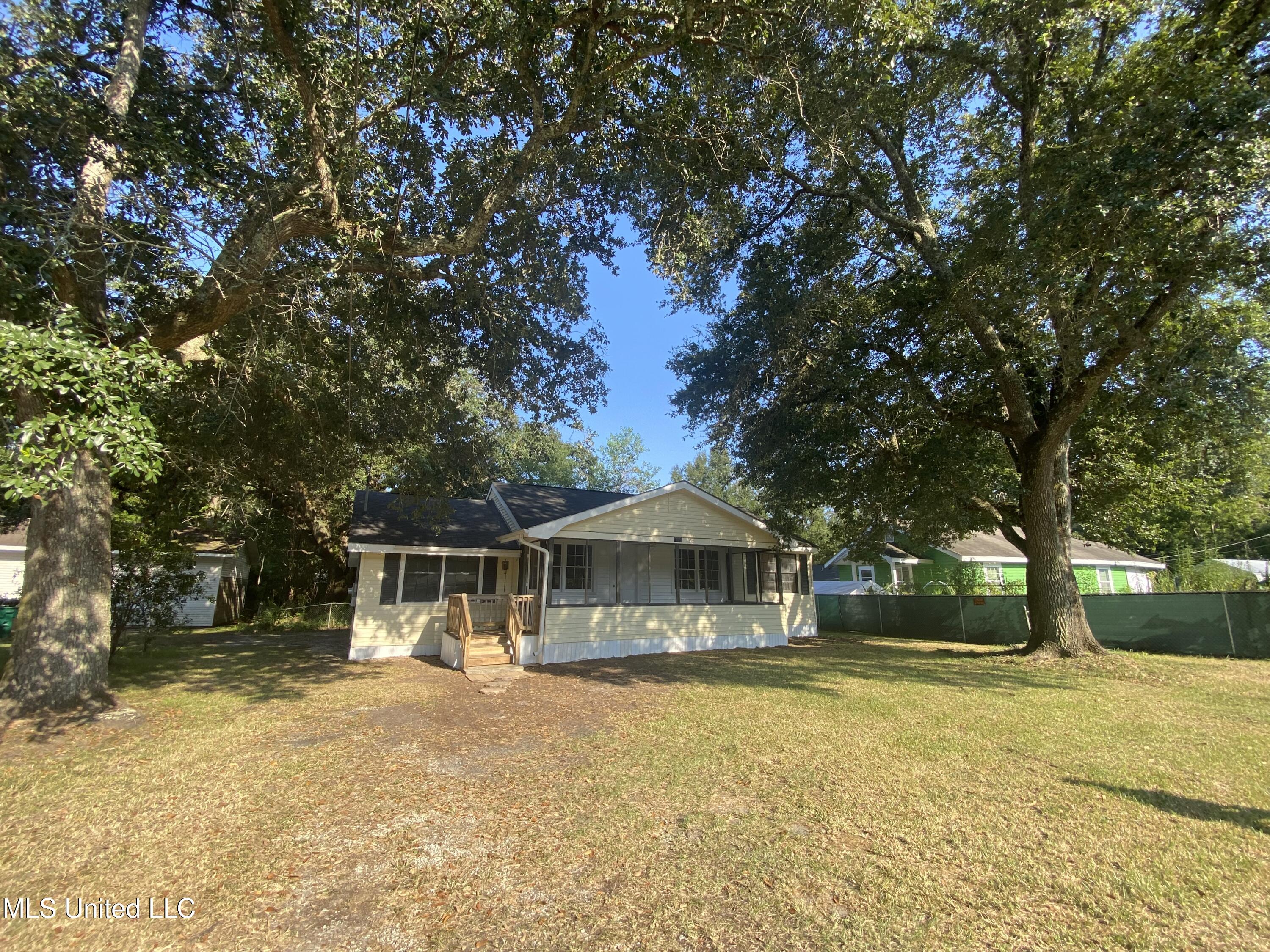 6908 Barnes Road Moss Point, MS 39563 - Photo 4 of 24 IMG_9739