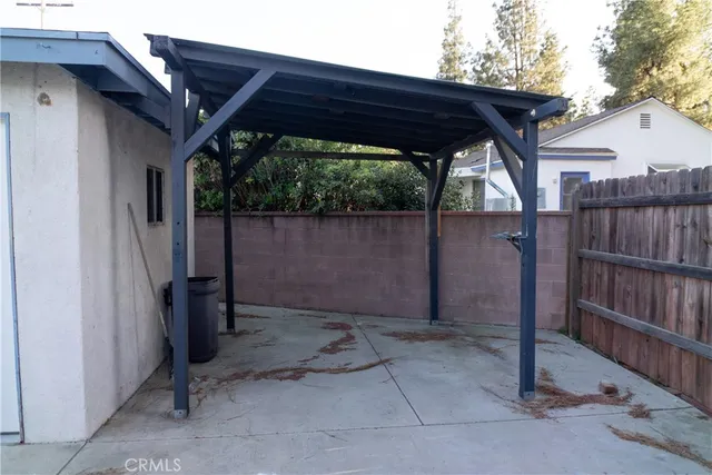 a view of a backyard