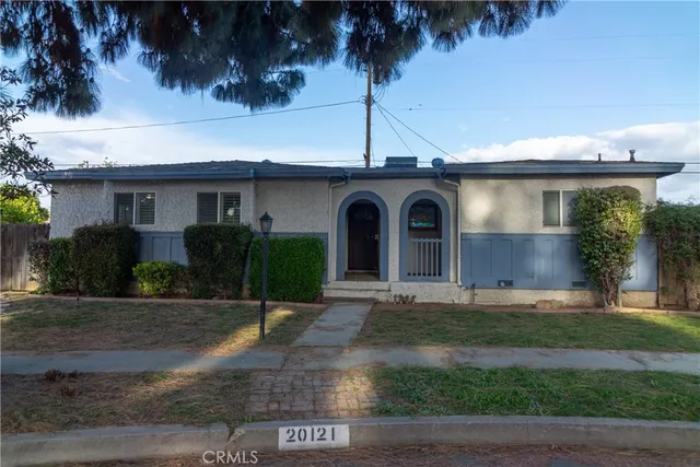 a view of empty room with windows