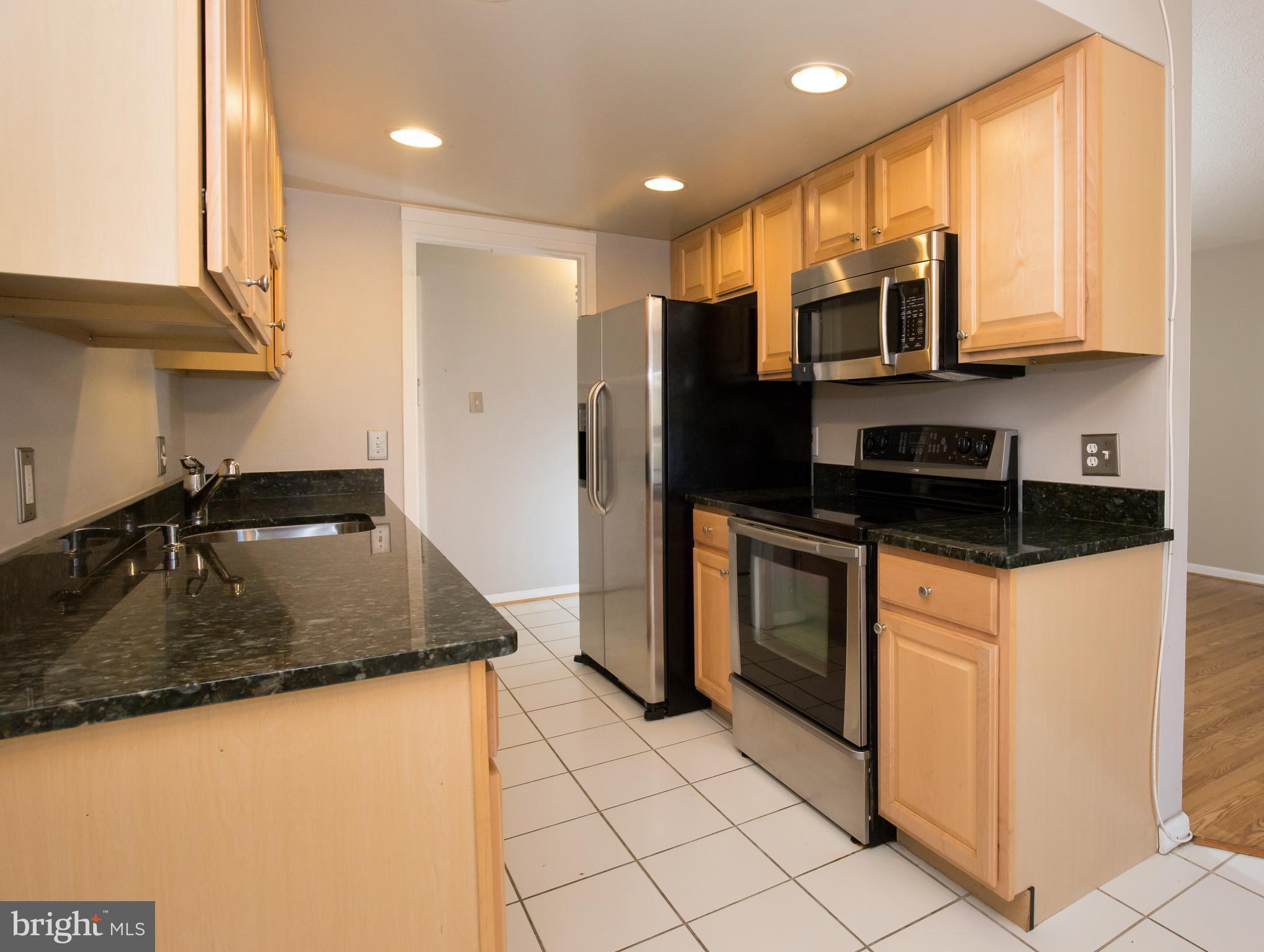 11621 Stoneview Square, Unit 11C Reston, VA 20191 - Photo 4 of 22 Kitchen