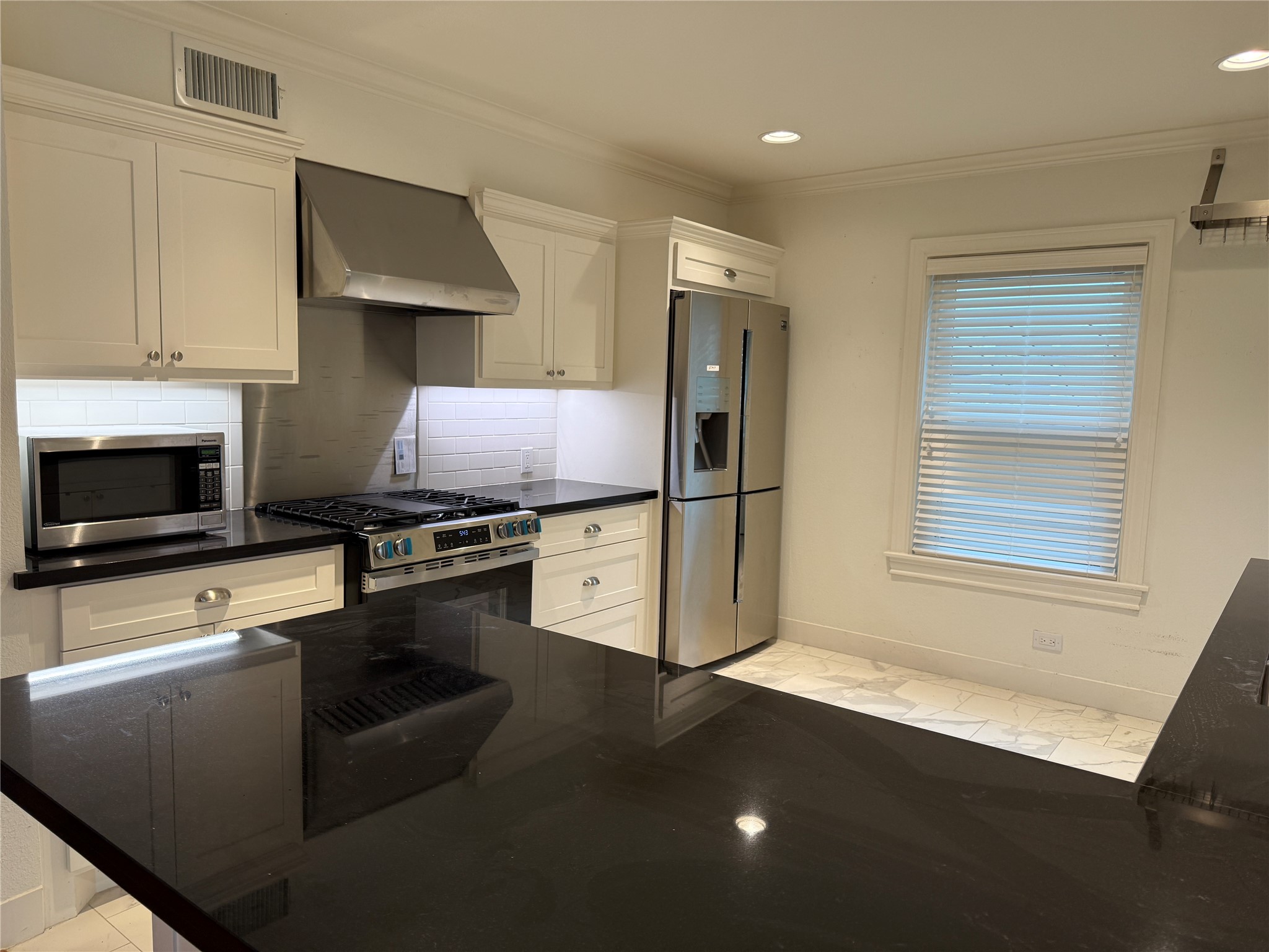 2312 Watts Street Houston, TX 77030 - Photo 7 of 32 Kitchen of unit 2312
