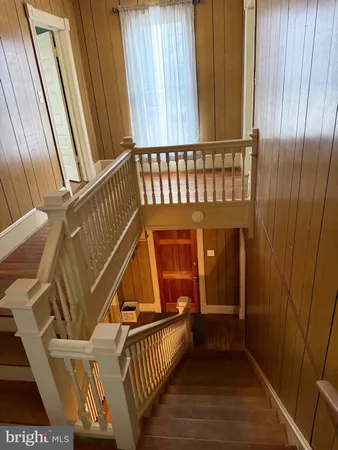 a view of entryway with a small yard