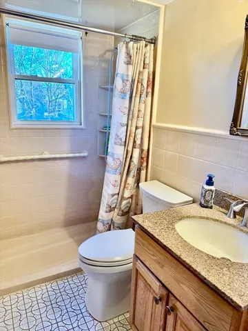 $2,800 | 56 Stafford Road, Unit 1, Hull, MA 02045