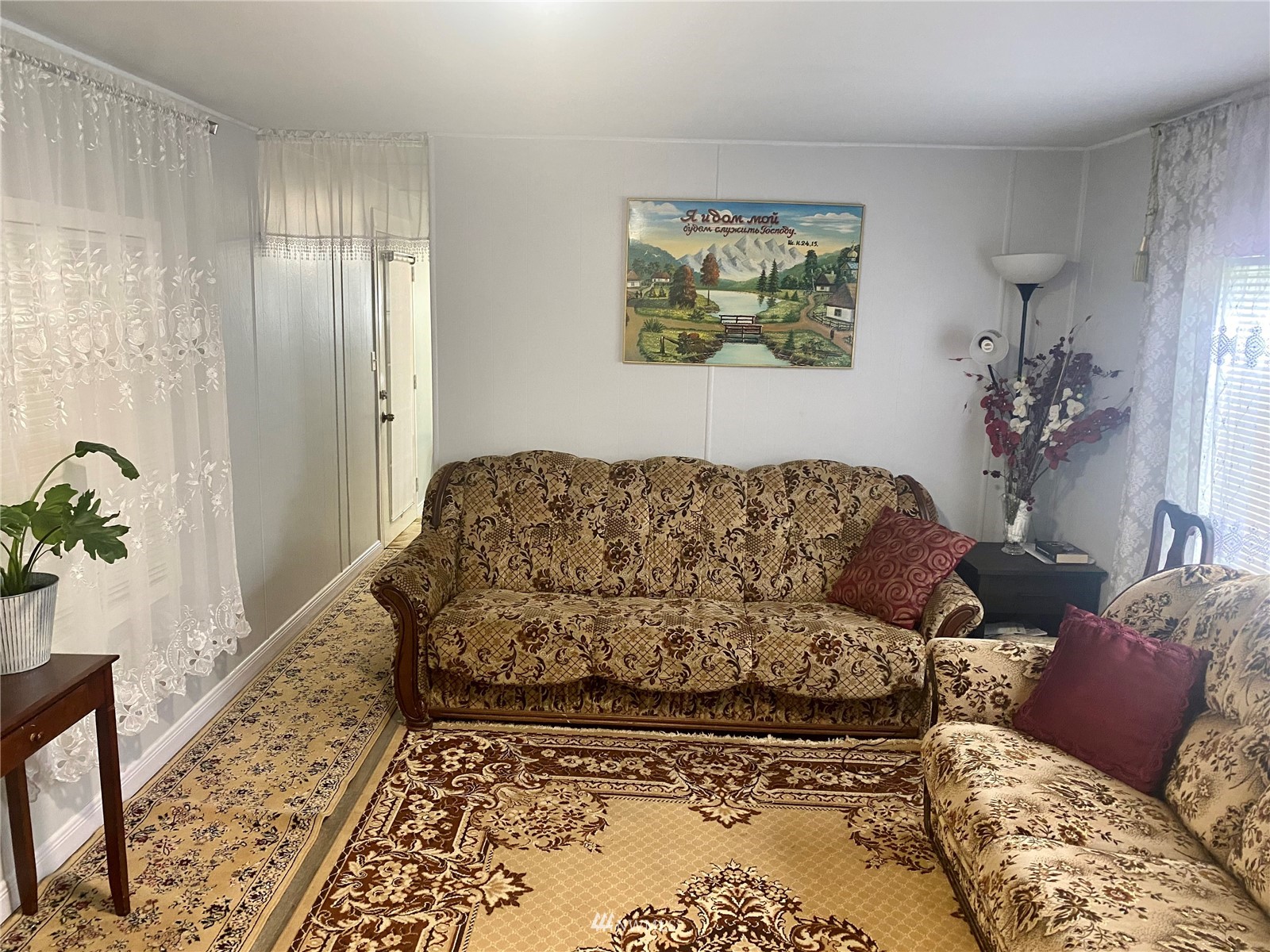 15232 Southeast 272nd Street, Unit 99 Kent, WA 98042 - Photo 5 of 15 a living room with a couch and potted plant