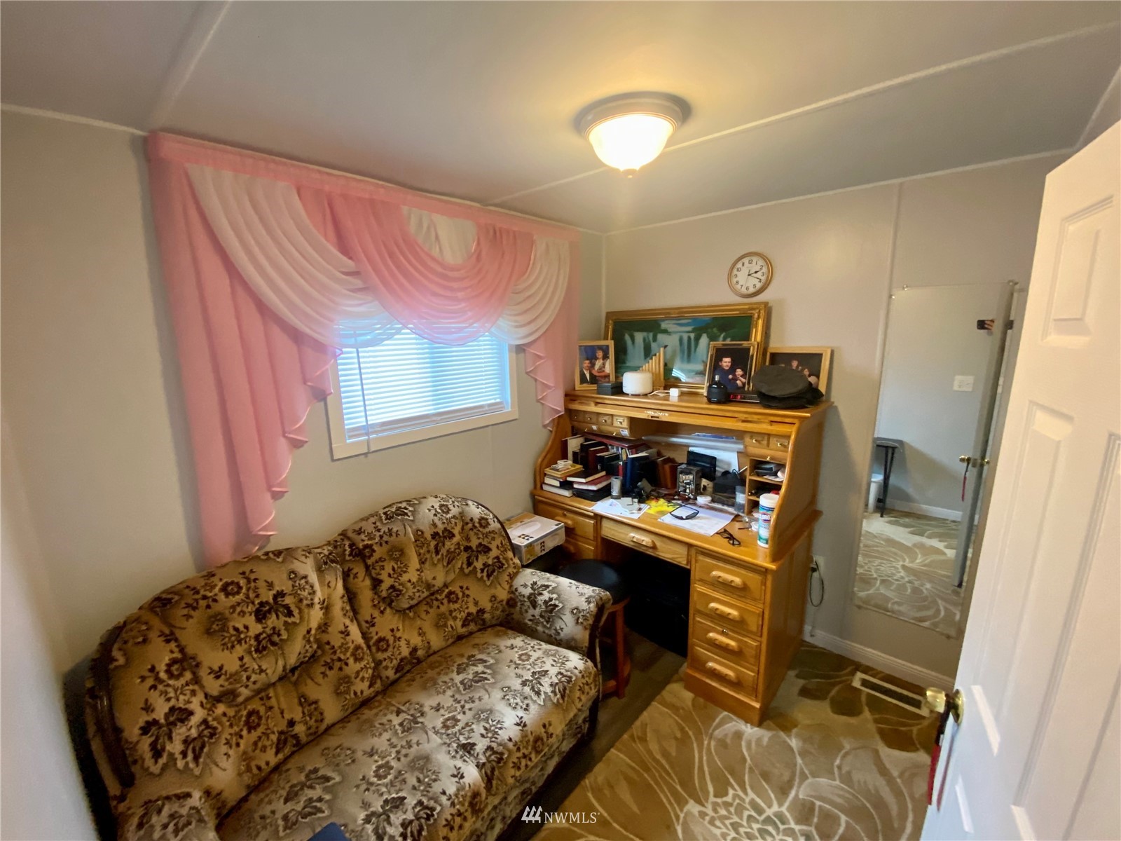 15232 Southeast 272nd Street, Unit 99 Kent, WA 98042 - Photo 10 of 15 a living room with a couch