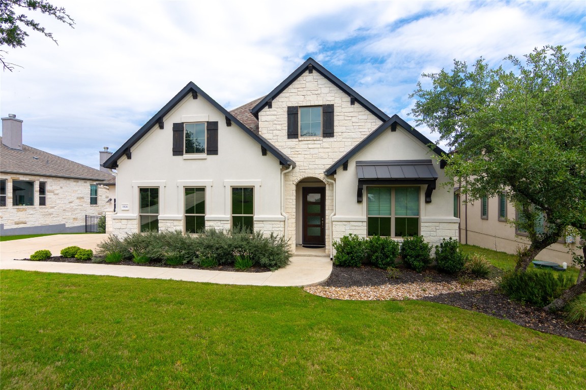 a view of a yard in front of house