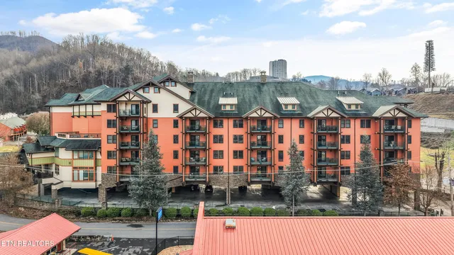 $519,900 | 215 Woliss Lane, Unit 406, Gatlinburg, TN 37738
