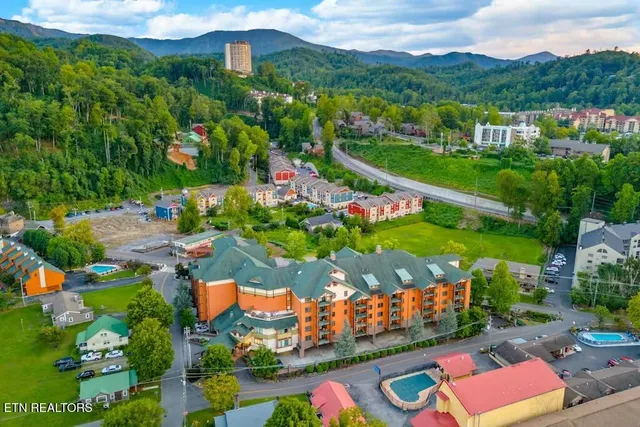 $519,900 | 215 Woliss Lane, Unit 406, Gatlinburg, TN 37738
