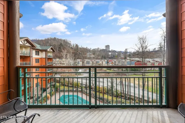 $519,900 | 215 Woliss Lane, Unit 406, Gatlinburg, TN 37738