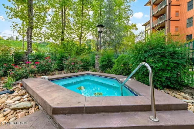 $519,900 | 215 Woliss Lane, Unit 406, Gatlinburg, TN 37738