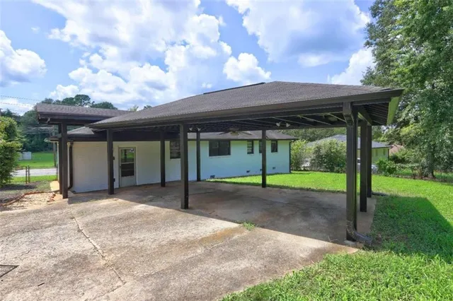 a view of a house with backyard and porch